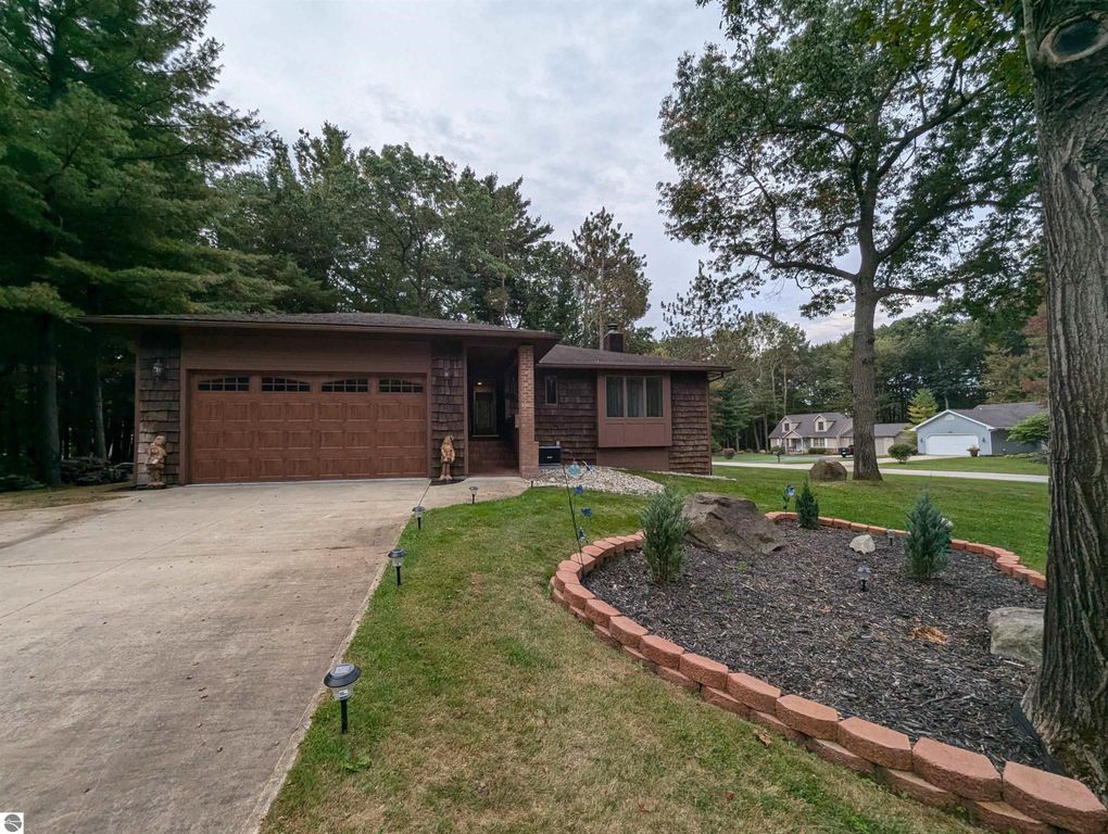 Image 3 of property listing at 5089 Golfview Drive, Au Gres, MI 48703