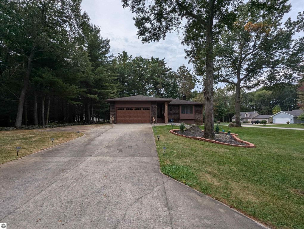 Image 4 of property listing at 5089 Golfview Drive, Au Gres, MI 48703