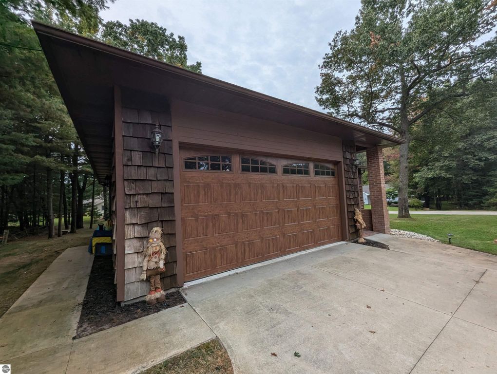 Image 5 of property listing at 5089 Golfview Drive, Au Gres, MI 48703