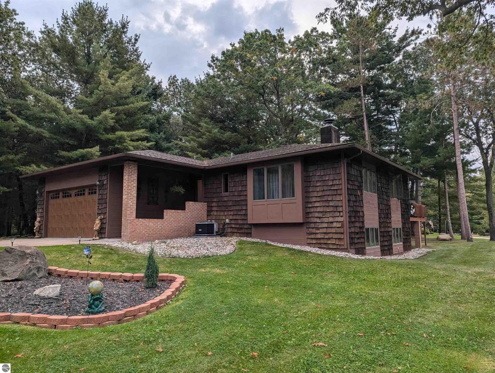 Image 6 of property listing at 5089 Golfview Drive, Au Gres, MI 48703