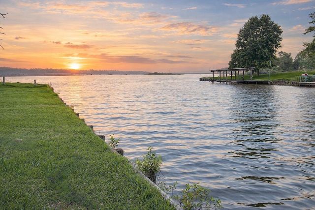 132 Hackberry Cove Lane, Onalaska, TX 77360