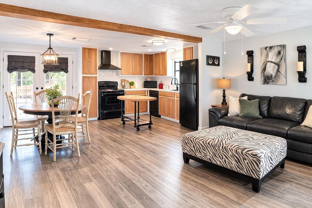 132 Hackberry Cove Lane, Onalaska, TX 77360