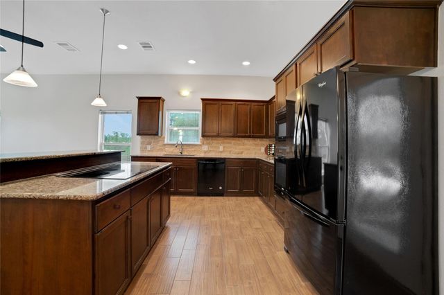 520 Double Eagle Ranch DR, Cedar Creek, TX 78612