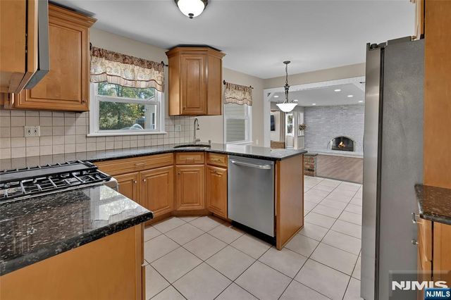 8 Cedar Lane, Roseland, NJ 07068