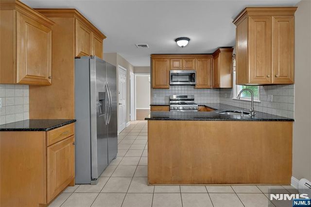 8 Cedar Lane, Roseland, NJ 07068