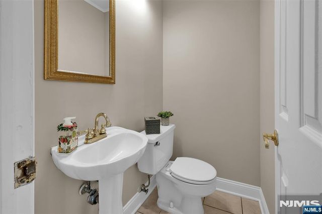 8 Cedar Lane, Roseland, NJ 07068