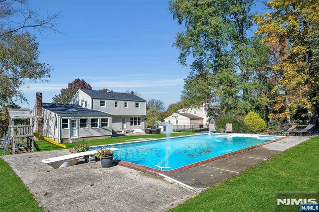 8 Cedar Lane, Roseland, NJ 07068