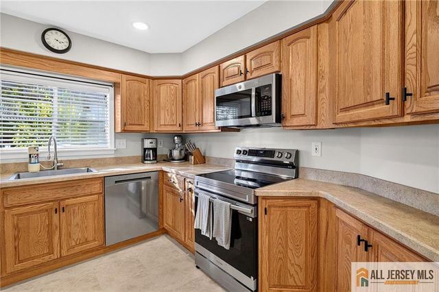 1 Cambridge Drive A, Monroe, NJ 08831
