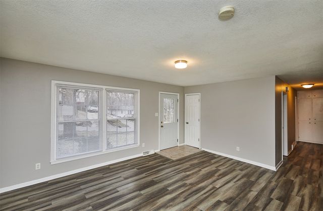 32 E Pleasant View Drive, Des Moines, IA 50315