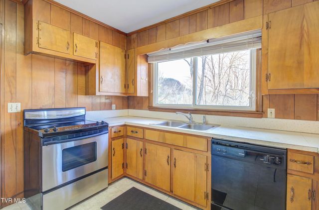 24102 Crimson Drive, Bristol, VA 24202