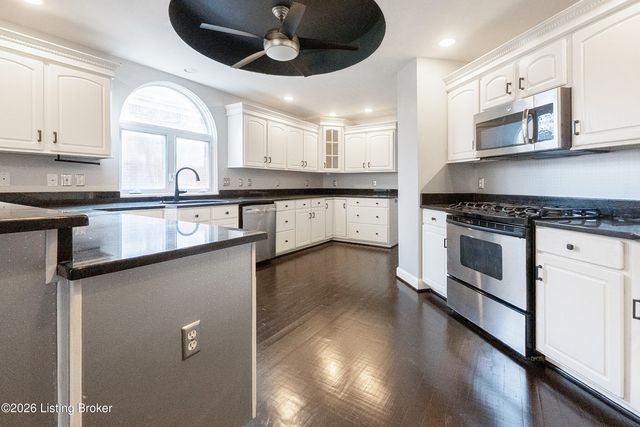 8800 Wooded Trail Ct, Louisville, KY 40220