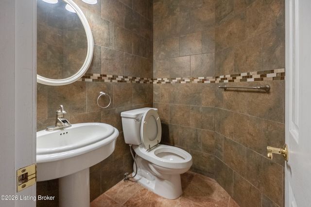 8800 Wooded Trail Ct, Louisville, KY 40220