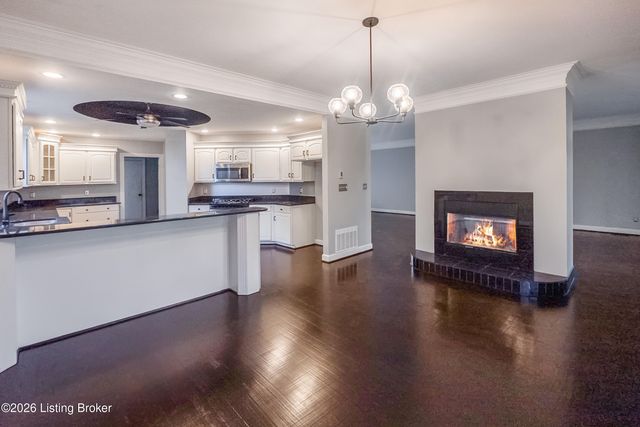 8800 Wooded Trail Ct, Louisville, KY 40220