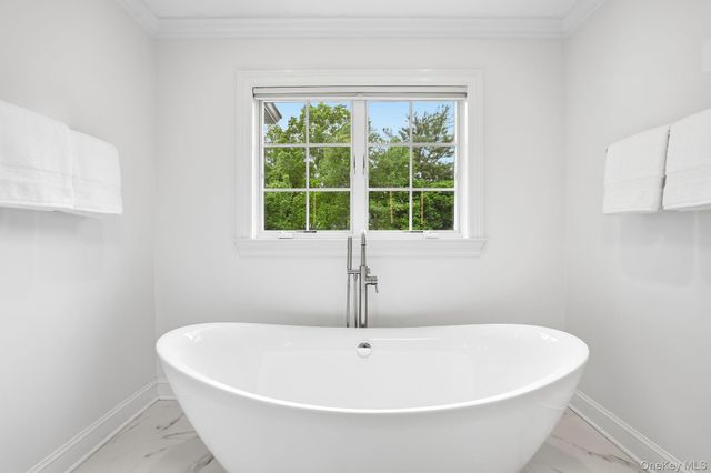 11 Mayflower Road, Scarsdale, NY 10583