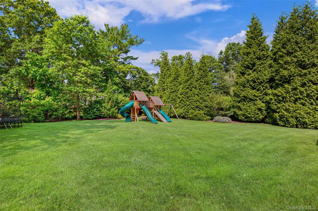 11 Mayflower Road, Scarsdale, NY 10583