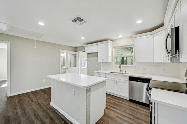 212 WALNUT Ave, Luling, TX 78648