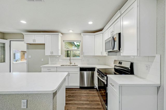 212 WALNUT Ave, Luling, TX 78648