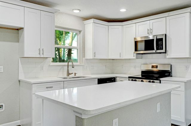 212 WALNUT Ave, Luling, TX 78648