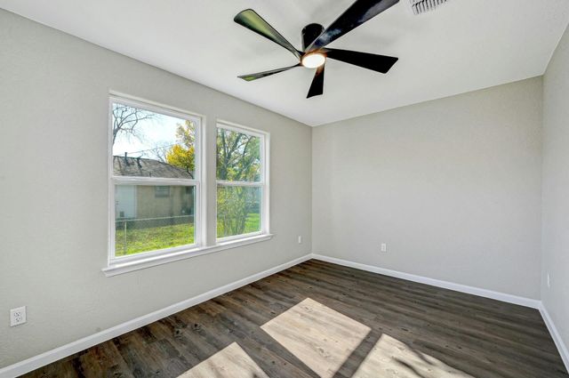 212 WALNUT Ave, Luling, TX 78648