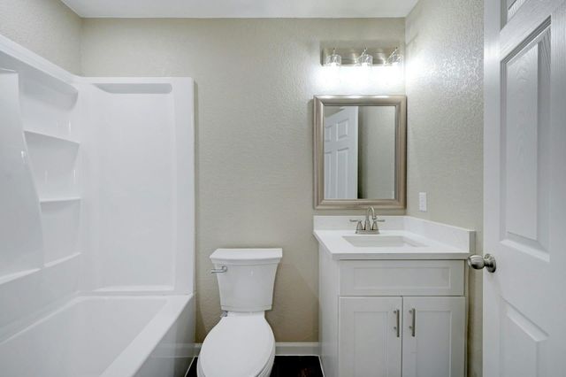 212 WALNUT Ave, Luling, TX 78648