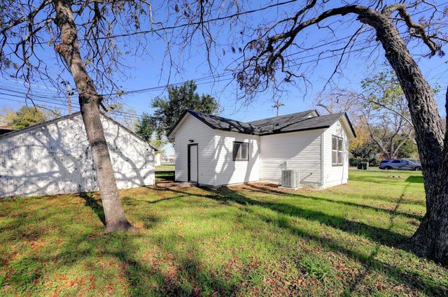 212 WALNUT Ave, Luling, TX 78648