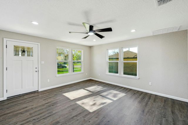 212 WALNUT Ave, Luling, TX 78648