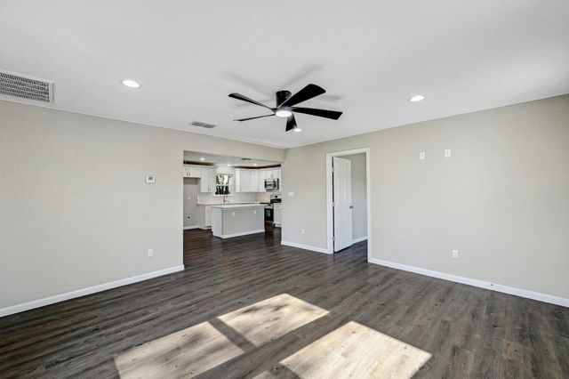 212 WALNUT Ave, Luling, TX 78648