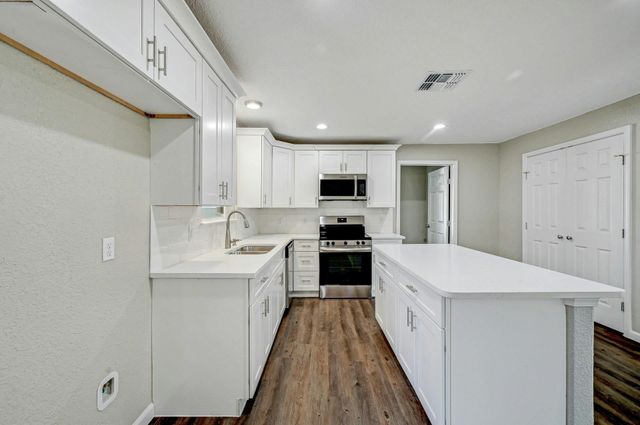 212 WALNUT Ave, Luling, TX 78648