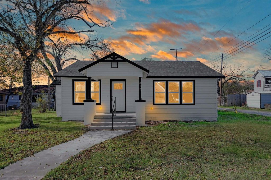 212 WALNUT Ave, Luling, TX 78648