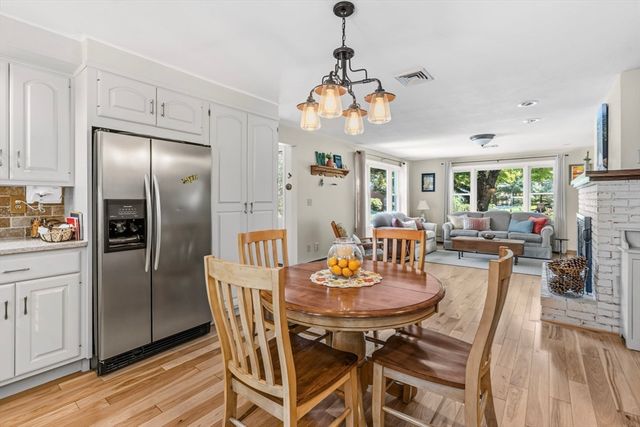 6 W Park Dr, Easthampton, MA 01027