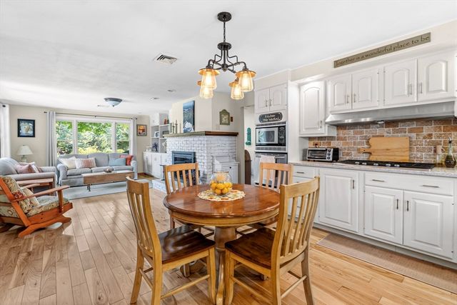6 W Park Dr, Easthampton, MA 01027