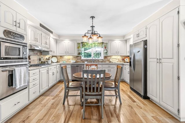 6 W Park Dr, Easthampton, MA 01027