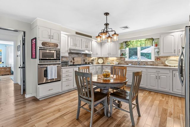 6 W Park Dr, Easthampton, MA 01027
