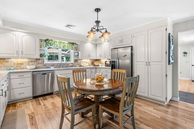 6 W Park Dr, Easthampton, MA 01027