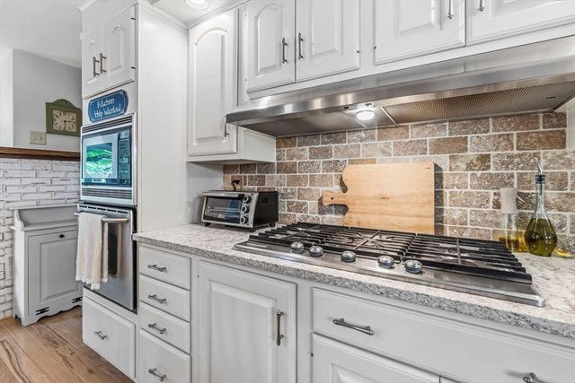 6 W Park Dr, Easthampton, MA 01027