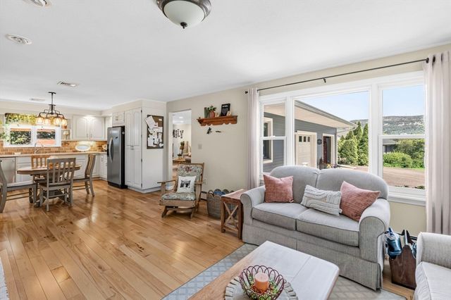 6 W Park Dr, Easthampton, MA 01027