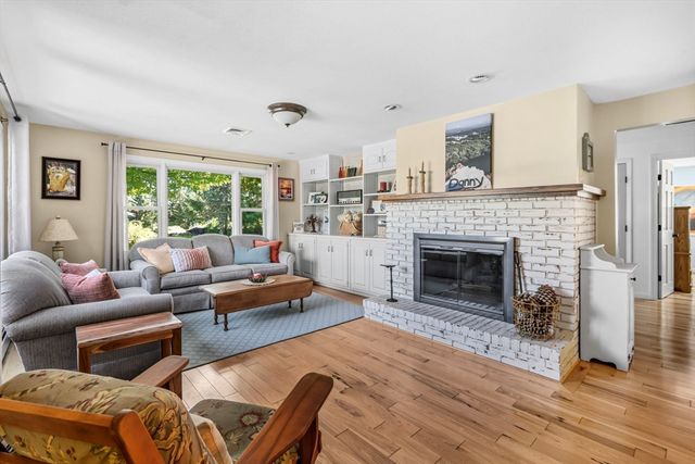 6 W Park Dr, Easthampton, MA 01027
