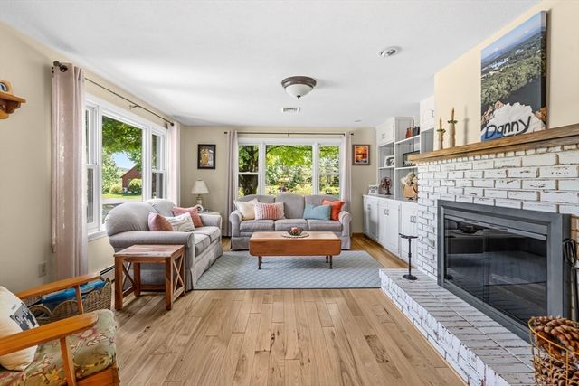 6 W Park Dr, Easthampton, MA 01027
