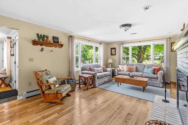 6 W Park Dr, Easthampton, MA 01027