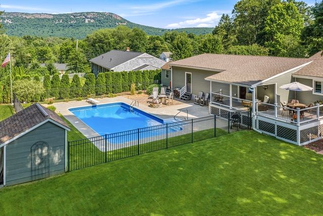 6 W Park Dr, Easthampton, MA 01027