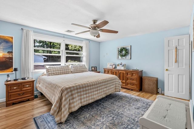 6 W Park Dr, Easthampton, MA 01027