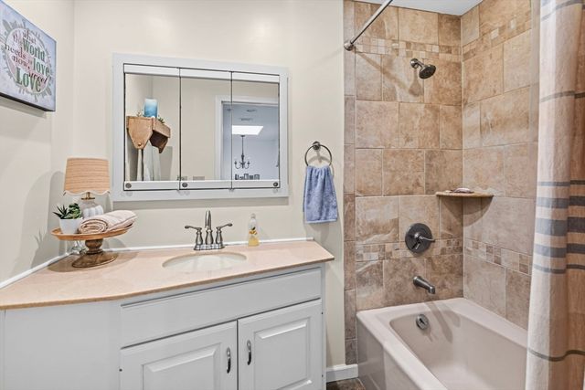 6 W Park Dr, Easthampton, MA 01027