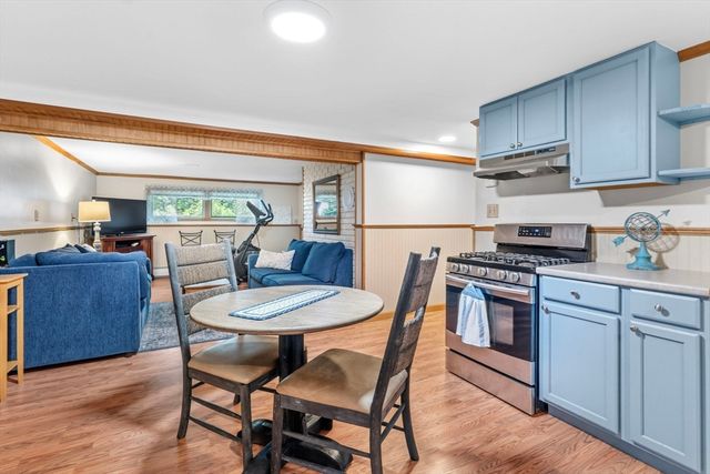 6 W Park Dr, Easthampton, MA 01027
