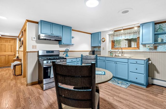 6 W Park Dr, Easthampton, MA 01027