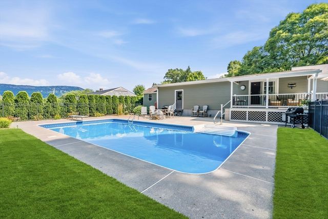 6 W Park Dr, Easthampton, MA 01027
