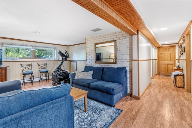 6 W Park Dr, Easthampton, MA 01027