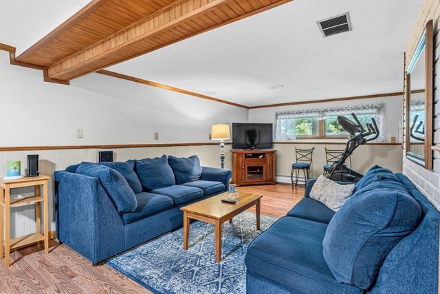 6 W Park Dr, Easthampton, MA 01027