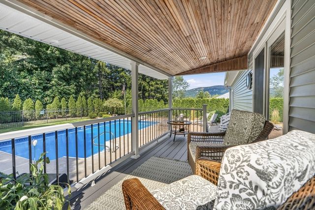 6 W Park Dr, Easthampton, MA 01027
