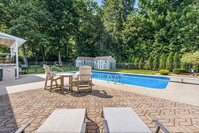 6 W Park Dr, Easthampton, MA 01027