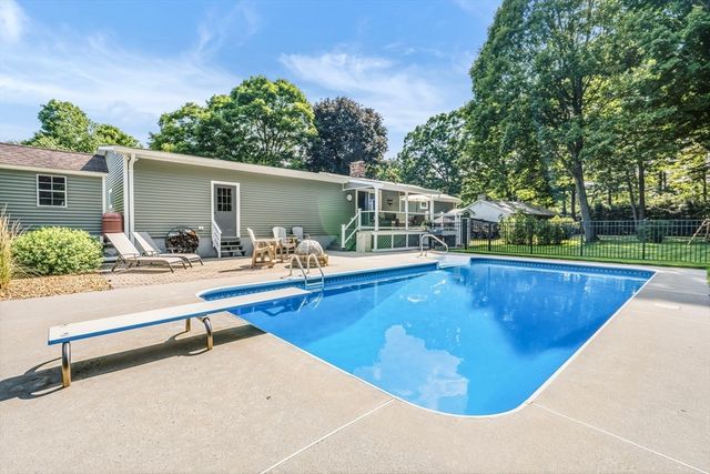 6 W Park Dr, Easthampton, MA 01027
